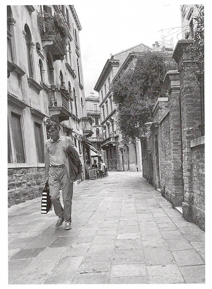 Part 1: Photographs (Tranh số 1 — Đề thi TOEIC Practice Test 2)